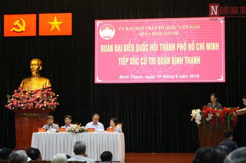 Cử tri TP.HCM bức xúc vì ngập nước, Ngọc Trinh ăn mặc phản cảm làm tốn thời gian họp Quốc hội