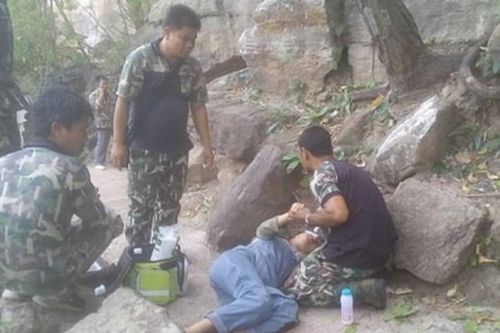 Người phụ nữ mang thai thoát chết hi hữu khi bị chồng đẩy ngã từ vách đá