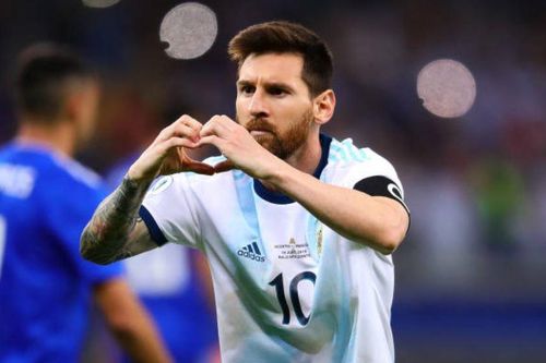 VAR giúp tuyển Argentina thoát thua ở Copa America