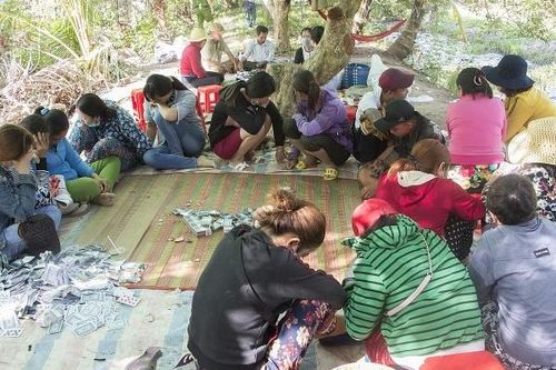 Vĩnh Long: Triệt xóa tụ điểm đánh bạc 'quý bà', thu giữ hàng trăm triệu đồng