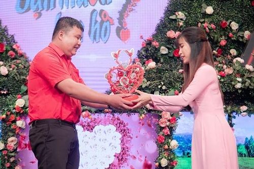 Nam phó phòng mừng đám cưới người yêu cũ toàn tiền lẻ