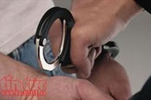 Bắt khẩn cấp chủ doanh nghiệp huy động giang hồ vây xe ô tô chở công an