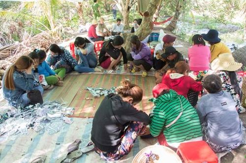 Triệt phá 'sòng bạc quý bà' trong vườn trái cây ở miền Tây, thu giữ trên 220 triệu đồng