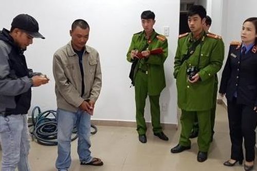 Dựng chuyện yểm vong, nhà sư dởm tráo tiền thật thành... vàng mã
