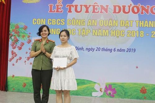 Món quà tinh thần cổ vũ con em cán bộ chiến sỹ Công an quận Ba Đình