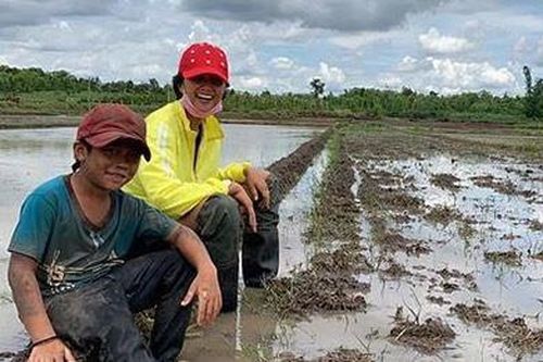 Hoa hậu H'Hen Niê lội ruộng, ngồi ăn cơm giữa cánh đồng