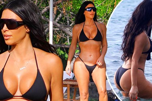 Kim Kardashian mặc bikini 2 mảnh bé xíu, khoe 3 vòng 'bỏng rẫy'
