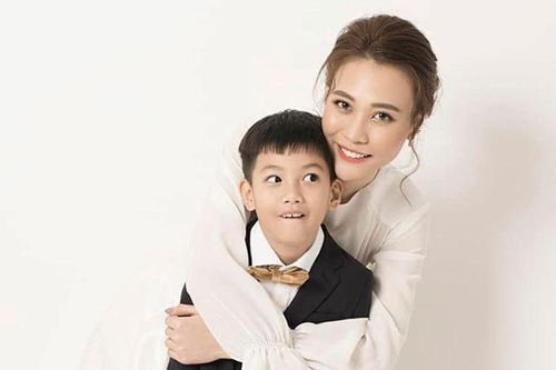 Đàm Thu Trang đăng ảnh thân thiết mừng sinh nhật con riêng của Cường Đô La