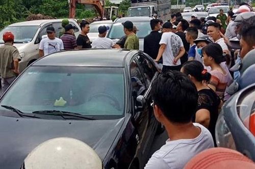 Vụ giang hồ bao vây công an: Tạm đình chỉ công tác 2 trung tá