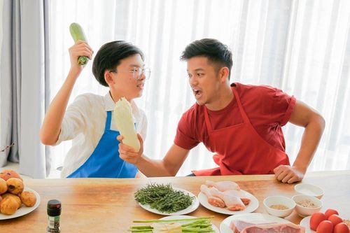 Trọng Hiếu 'mạo hiểm' thi nấu ăn cùng Vua đầu bếp nhí