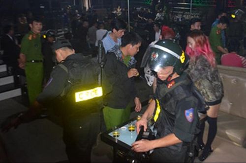 Hàng chục thanh niên phê ma túy hò hét trong vũ trường