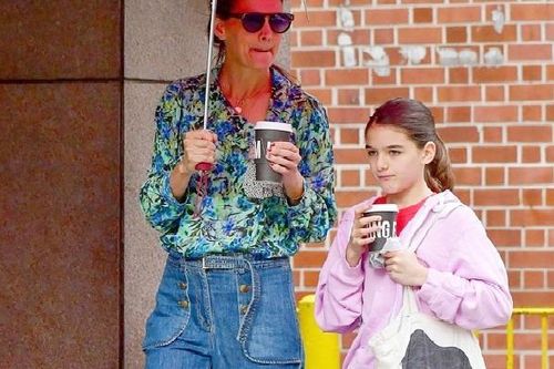 Bé Suri xuất hiện sau ồn ào không phải con ruột của Tom Cruise