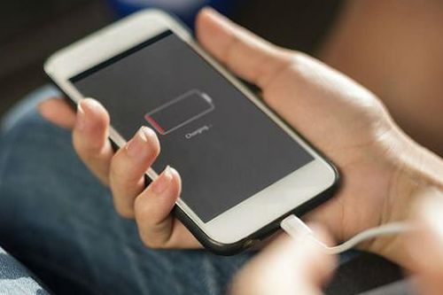 Vừa dùng vừa sạc, iPhone phát nổ nát tay