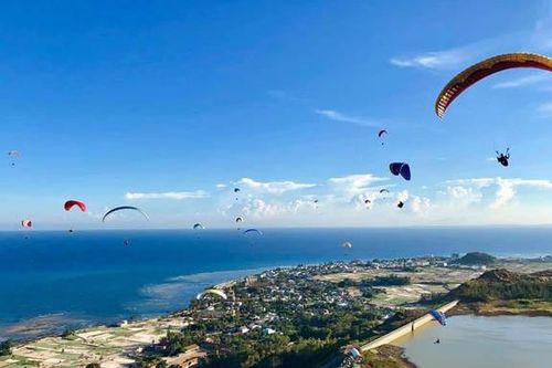 Bay dù lượn trên miệng núi lửa 30 triệu năm ở Lý Sơn