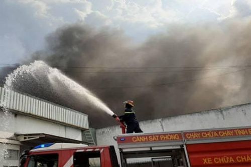 Cháy lớn trong khu công nghiệp Sóng Thần, hàng hóa bị thiêu rụi