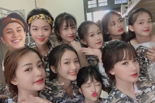 Bảo Hân 'Về nhà đi con' lộ ảnh bạn cùng lớp toàn là mỹ nhân