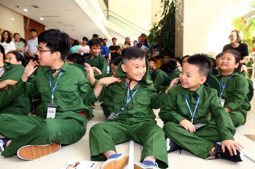 Khai giảng Học kỳ quân đội 'Phóng viên chiến trường nhí'