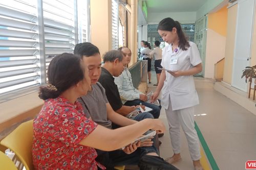Người dân Hà Nội đội nắng đi khám bệnh đường tiêu hóa