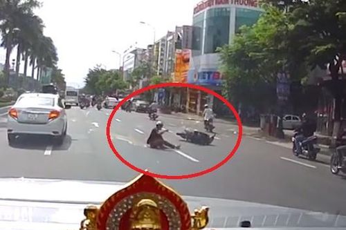Clip: Chạy xe máy lạng lách đánh võng, thanh niên nhận cái kết đắng