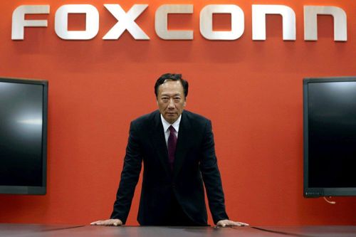 Chủ tịch Foxconn từ chức, nối gót ông Trump vận động tranh cử