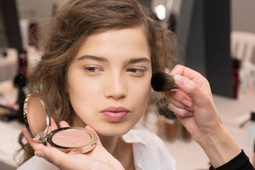 Chuyên gia trang điểm tiết lộ bí quyết tạo khối đơn giản, tự nhiên