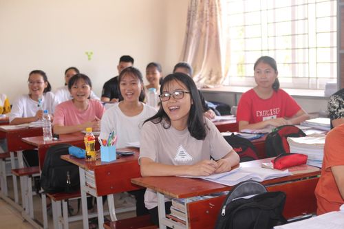 Vượt nắng nóng, cô trò miệt mài ôn thi đến buổi cuối cùng