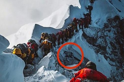 Tắc đường trên… đỉnh Everest