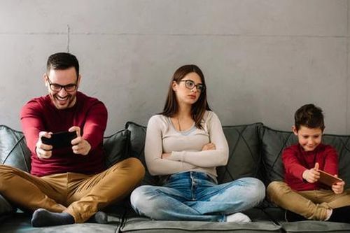 Bạn trai đưa con 10 tuổi về sống chung mà không hỏi ý kiến tôi