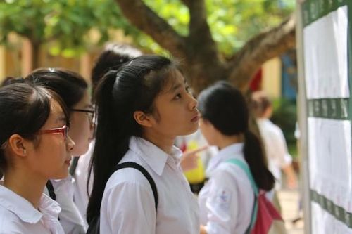Phụ huynh sốc khi trường top đầu Hà Nội hạ điểm chuẩn thấp kỷ lục