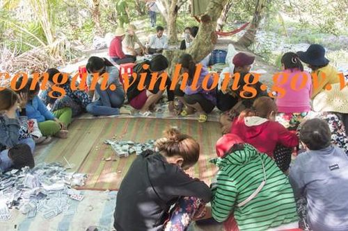 Nhóm phụ nữ luồn lách đánh 'bài binh' với đàn ông trong lùm cây miền Tây