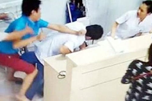 Nữ điều dưỡng viên hoảng loạn vì bị hành hung tại bệnh viện