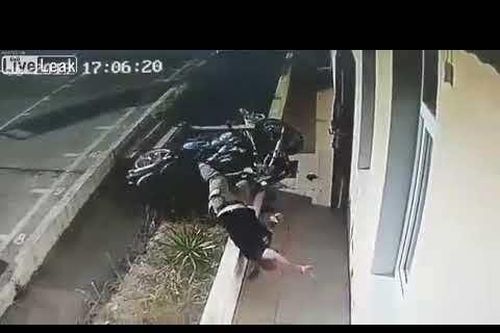 Lao như tên bắn, mô tô tông thẳng vào cửa nhà