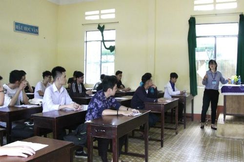 Đắk Lắk 'mặc' túi nilon cho bài thi