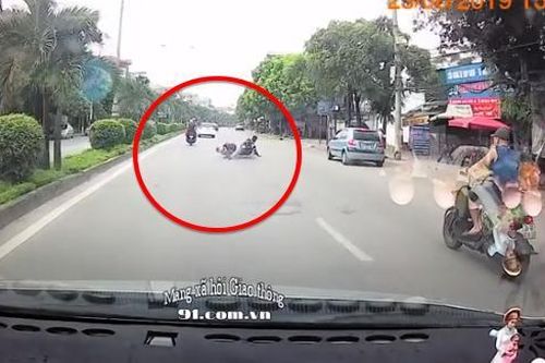 Clip: Thanh niên xăm trổ nhận cái kết đắng khi đánh võng trước đầu ô tô