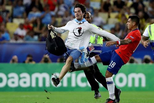 Trung vệ Chile đá ngã CĐV chạy vào sân