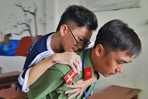 Công an phát nước, cõng sĩ tử bị bệnh vào phòng thi THPT quốc gia