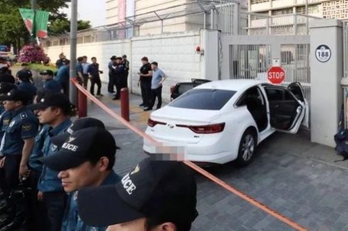 Xe chở 28 bình khí dễ nổ lao vào Đại sứ quán Mỹ ở Seoul
