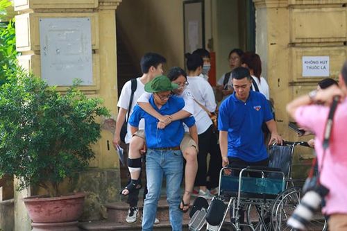 Thí sinh vượt đau tham gia dự thi THPT Quốc gia 2019
