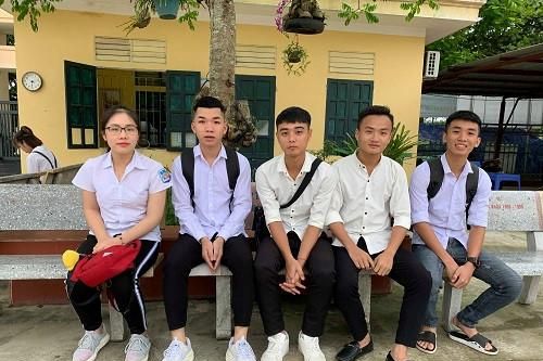 Thí sinh Tuyên Quang dự thi môn Ngữ văn trong tiết trời mát mẻ