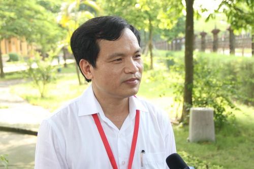 Phú Thọ: Đình chỉ giám thị, thí sinh chụp đề thi Ngữ văn chuyển ra ngoài