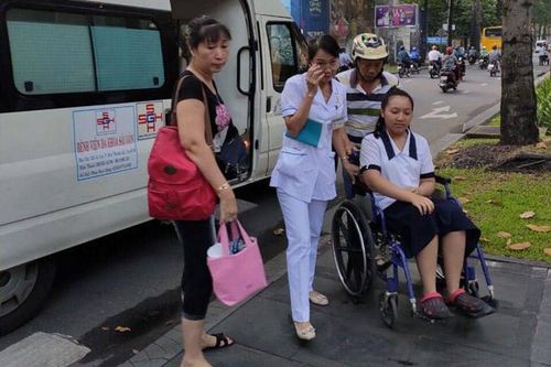 Hi hữu: Nữ sinh đến trường thi bằng xe cấp cứu
