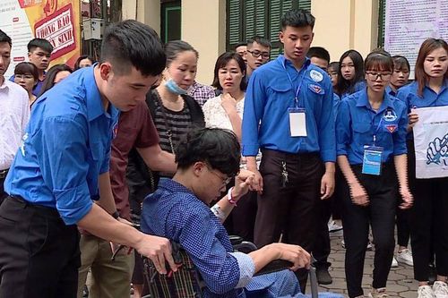 Tình nguyện viên hỗ trợ thí sinh mổ ruột thừa vào phòng thi