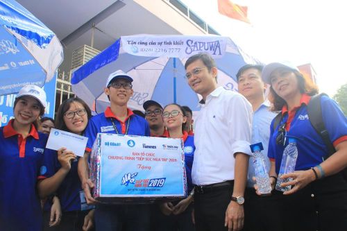 Chủ tịch Hội SVVN thăm, tặng quà tình nguyện viên Tiếp sức mùa thi