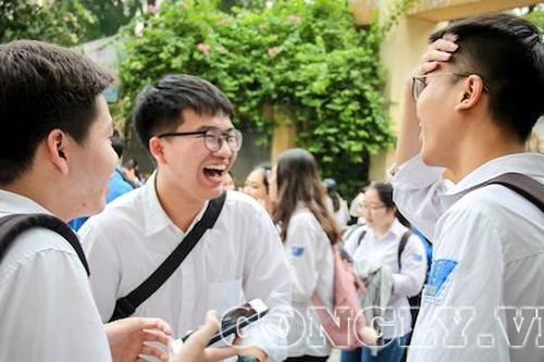 Đề thi Toán dễ bất ngờ, thí sinh vui vẻ kết thúc ngày thi đầu tiên