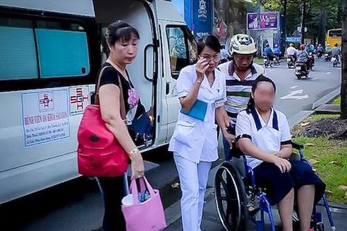 Xe cấp cứu 'hộ tống' thí sinh vừa mổ ruột thừa đến điểm thi