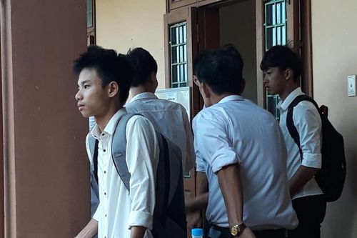 Bố mất ngay trước ngày thi THPT quốc gia, nam sinh nén đau để dự thi