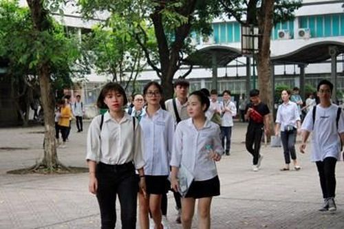 Đề Toán dễ hơn năm 2018, học sinh rạng rỡ rời trường thi