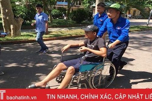 Thanh niên tình nguyện Hà Tĩnh hỗ trợ học sinh dân tộc Lào bị gãy chân thi THPT quốc gia