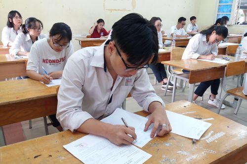 Thí sinh bắt đầu làm bài thi THPT quốc gia môn Ngữ văn