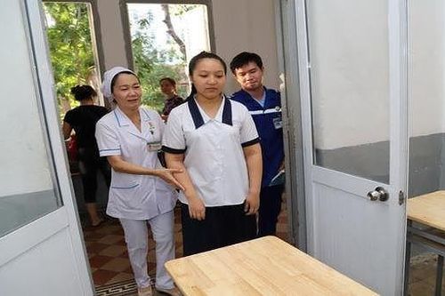 Thí sinh vừa mổ ruột thừa đến trường thi bằng xe cấp cứu, y tá dìu vào tận phòng
